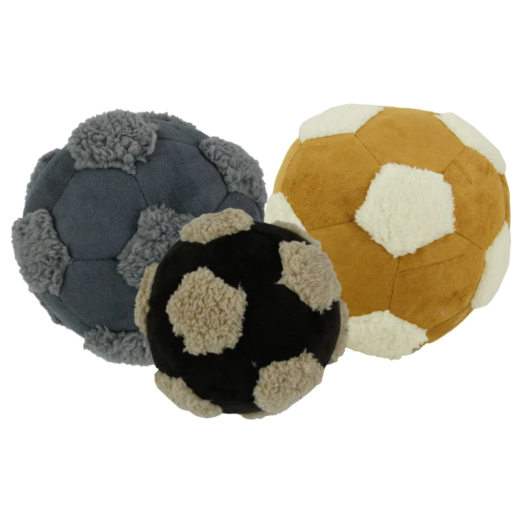 Drei AFP Lambswool Cuddle Footballs für Hunde aus weichem Plüsch in Grau, Schwarz und Braun