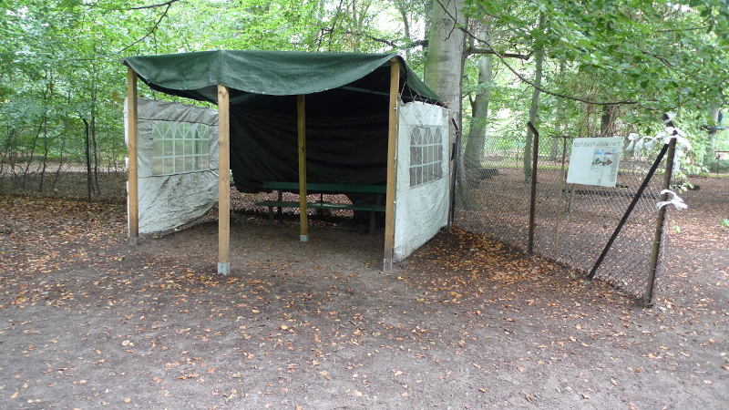 Unterstand mit Schatten auf der Hundewiese Jungfernheide