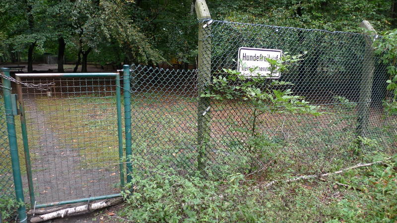 Eingang zur eingezäunten Hundewiese im Jungfernheidepark